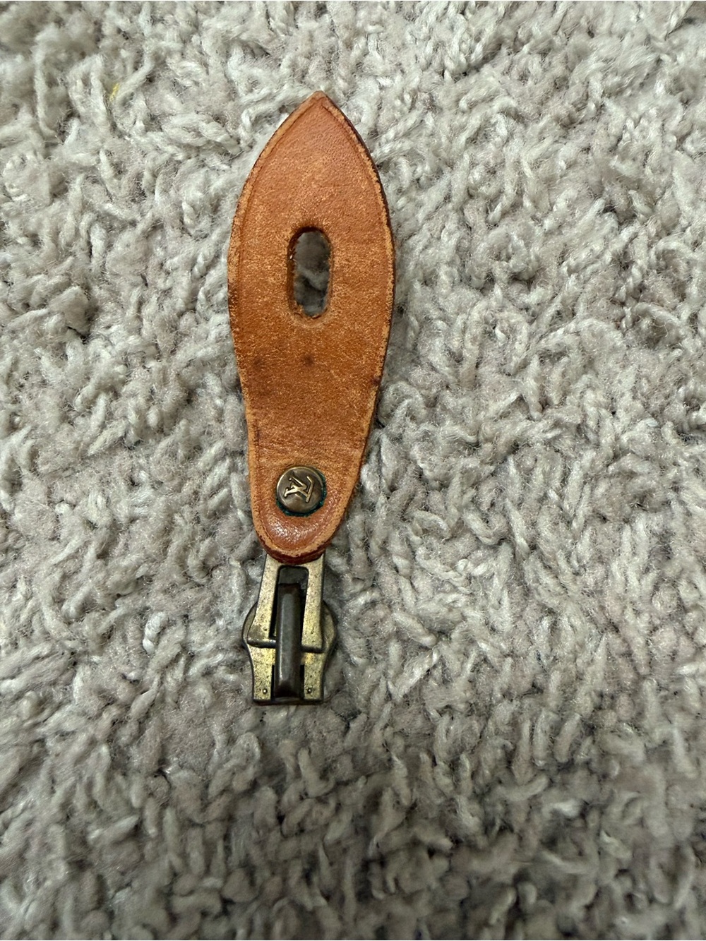 Louis Vuitton zip puller size 8